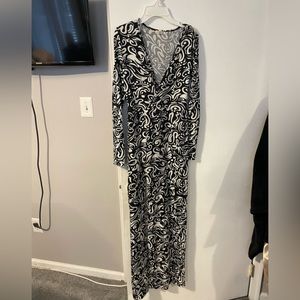 Womens long dress black and white. Very stretchy.